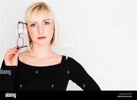 Eine junge schlanke blonde blonde behaarte Frau Mädchen denken nachdenken nachdenklich hält