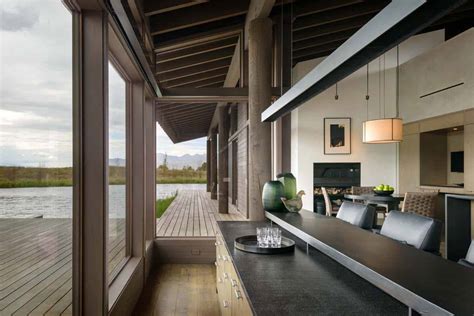 Montana ranch house embraces its striking river valley location