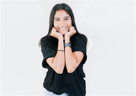 Retrato De Una Amigable Chica Latina Sonriendo Aislada Cerca De La Cara De Una Chica