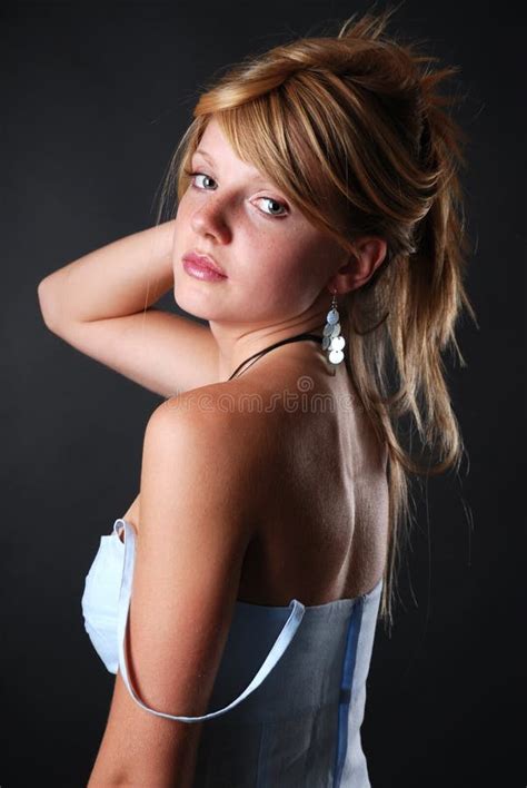 Retrato Del Blonde Joven Imagen De Archivo Imagen De Belleza