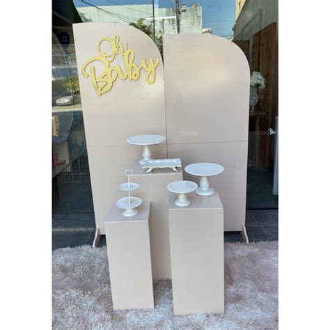 Chá de bebê peças brancas e móveis nude