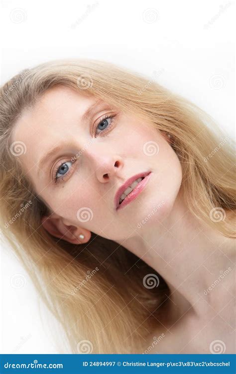 Portret Van Blonde Vrouw Met Blauwe Ogen Stock Afbeelding Image Of Detachement Studio