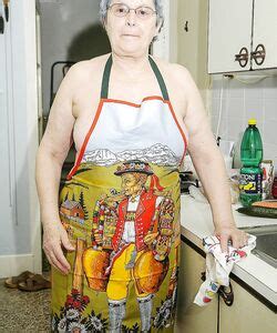 Mature Granny Solo Playing SunPorno