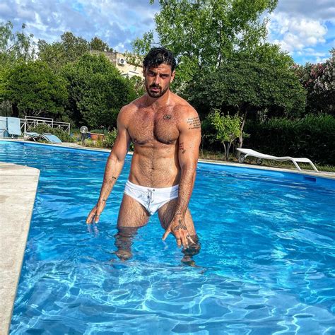 Michele Morrone Si Rilassa In Piscina Il Classico Slip Bianco