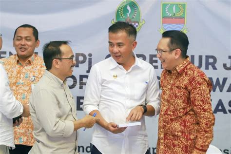 Bey Machmudin Pastikan Wajib Belajar Tahun Di Kabupaten Bekasi