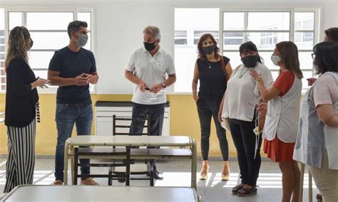 H Ctor Gay Recorri Las Obras Ejecutadas En Dos Escuelas La Br Jula