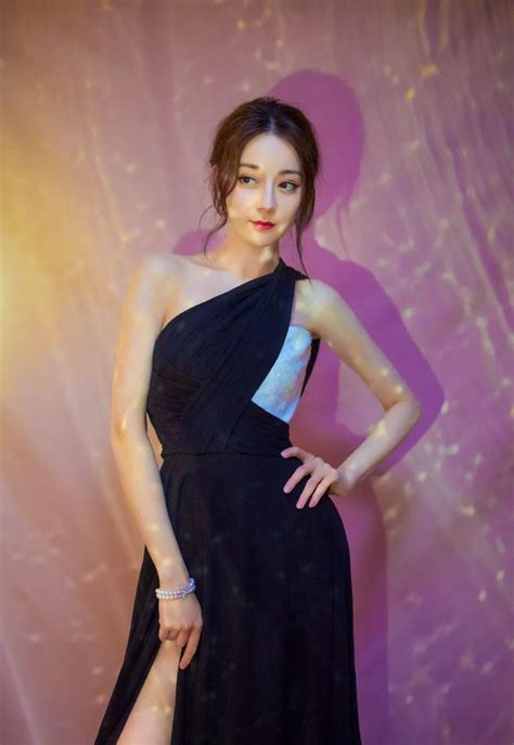 迪丽热巴穿樱花粉裙子，美得太不真实了财经头条