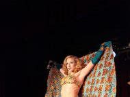 Голая Gal Friday в Getting Naked A Burlesque Story