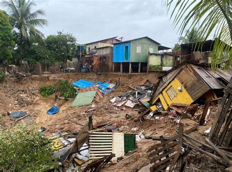 enchente e fortes chuvas mais de 100 casas desmoronaram ou estão