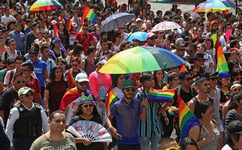 Comunidad LGBT Exige Leyes En Vez De Banderas Colgadas En Mexico GAYPERU Entretenimiento Gay