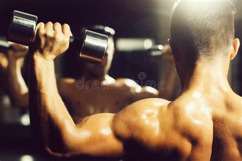 Hombre Muscular Con Pesa De Gimnasia Foto De Archivo Imagen De