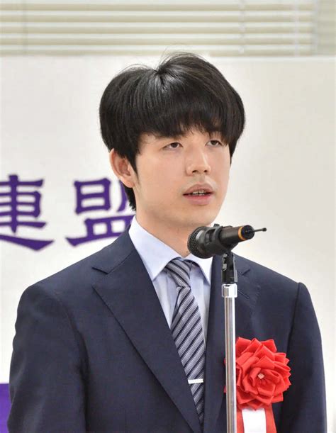 第51回将棋大賞で最優秀棋士賞を受賞し、あいさつした藤井聡太王将＝8冠＝ （撮影・小田切 葉月） ― スポニチ Sponichi Annex 芸能