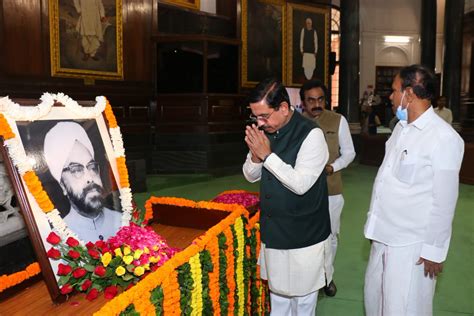 Pralhad Joshi On Twitter Paid Floral Tribute To Former Lok Sabha