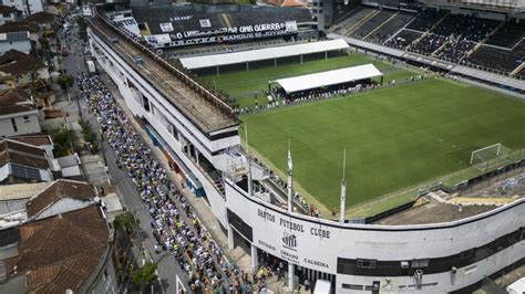 Football Une Foule De Supporters Rend Un Dernier Hommage Au Roi Pel