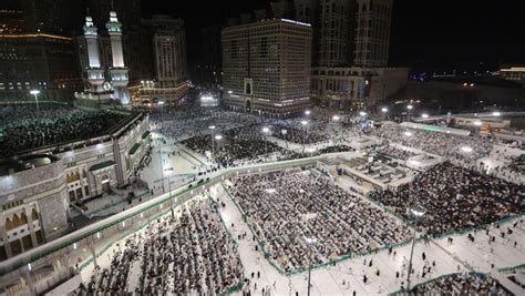 Jutaan Orang Padati Masjidil Haram Saat Malam Lailatulqadar