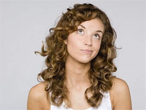 Уход за кудрявыми волосами: как ухаживать за вьющимися, волнистыми ...