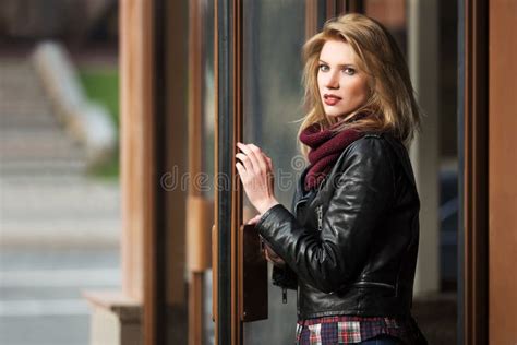 Blonde Frau Der Jungen Mode In Der Lederjacke Stockbild Bild Von Schwarzes Mode