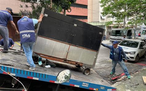 Prefeitura Remove Ve Culos Estacionados Irregularmente Na Ladeira Dos