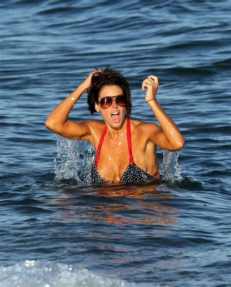 Rachel Uchitel En Bikini Sexy Jouant Sur La Plage Dans Les Hamptons Photos Porno Photos XXX