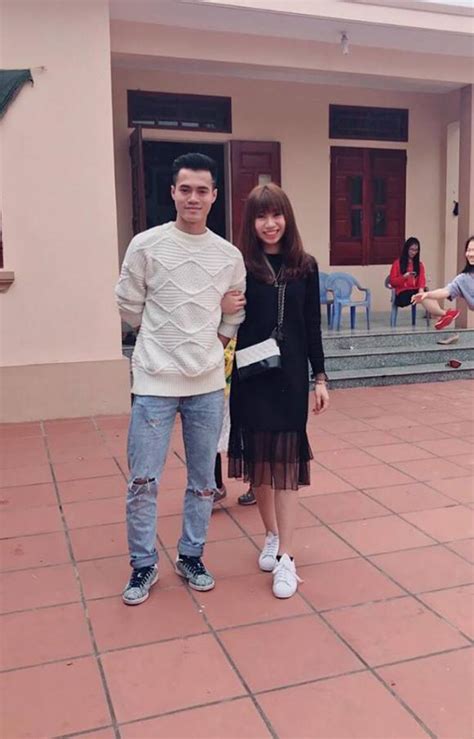 Chân dung cô em gái kém tuổi xinh xắn như hot girl của tiền đạo Văn Toàn