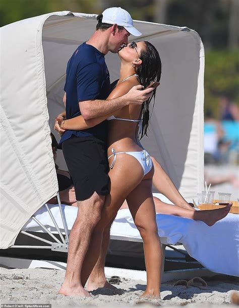 Mỹ nhân của tạp chí áo tắm danh tiếng Sports Illustrated bốc lửa với bikini ở biển Titanic