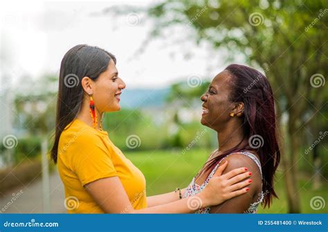 Femmes Qui Parlent Et Rient Dans Un Parc Photo Stock Image Du Joie