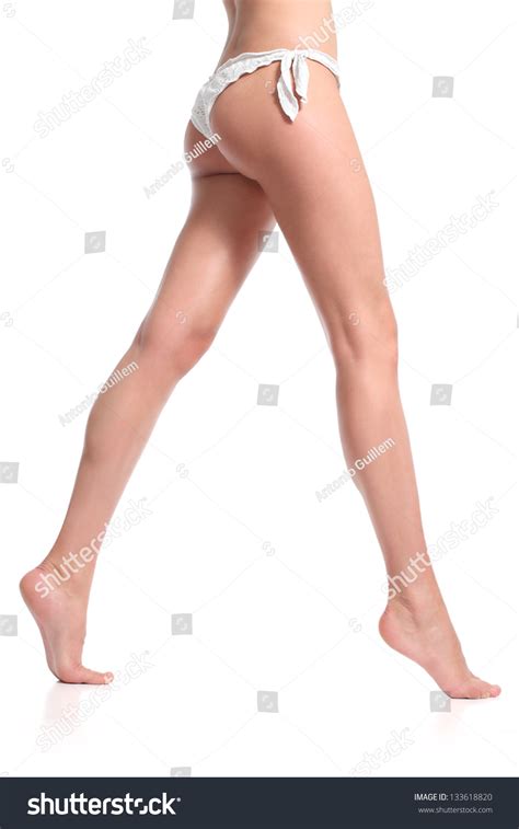 6 994 fotos de Woman walking naked Fotos imágenes y otros productos fotográficos de stock