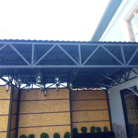 Стильный навес над парадным входом