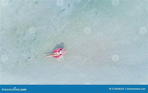 Luftaufnahme Mit Frau Im Bikini Sonnenbad Als Auf Schwimmring Stockbild Bild Von Lebensstil