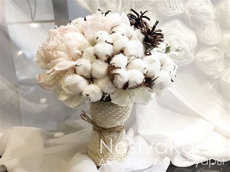 Букет невесты из пионов, хлопка и шишек