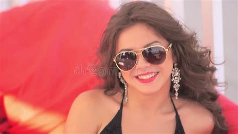 Muchacha Atractiva Hermosa Joven Dos En Un Bikini Que Camina En La Playa Almacen De Video