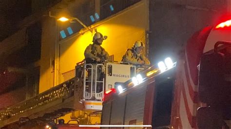 Beyoğlu nda korku dolu anlar Kafeteryanın çatısı alevler içinde kaldı