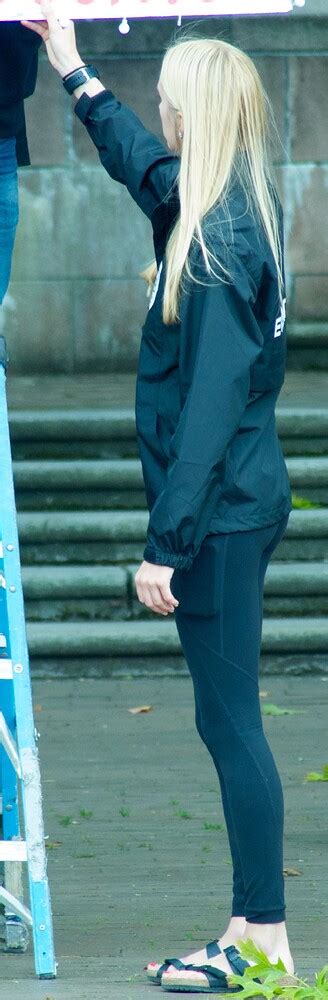 Event Staff Blonde Spandex Leggings Yoga Pants Forum