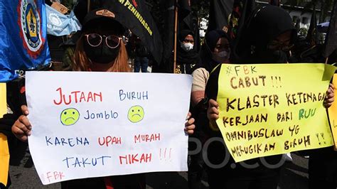 Beragam Poster Lucu Dalam Demo Buruh Di Bandung Foto Tempo Co