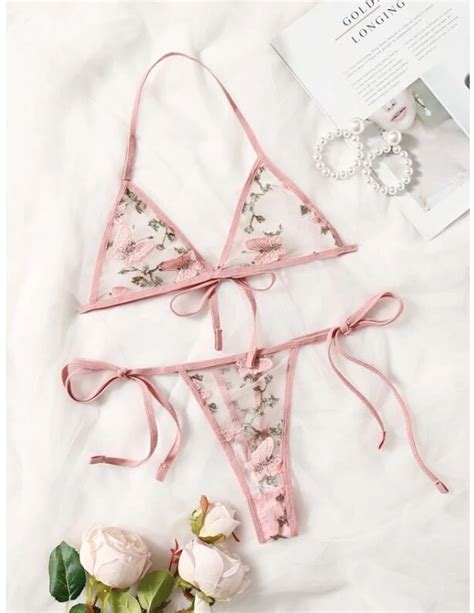 Ensemble de lingerie en maille brodée avec motif de papillon Botyka