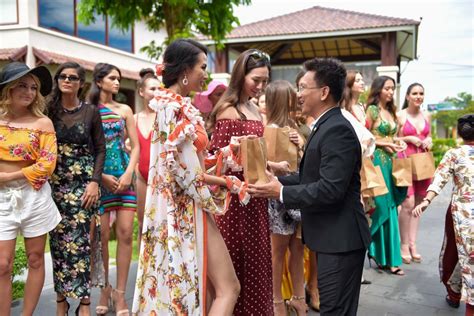 Phan Thị Mơ diện bikini dạo biển khoe vòng eo 57