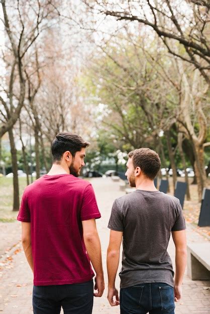 Amoureux Couple Gay Debout Sur La Piste Dans Le Parc Photo Gratuite
