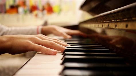 Clases de piano Gijón una forma de terapia neurológica eficaz