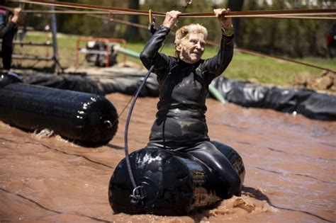 83 Jährige absolviert Hardcore Hindernis Parcour weekend at