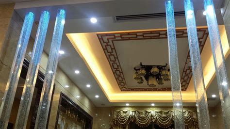 Колонны из стекла с внутренней подсветкой придает внутреннему дизайну ...