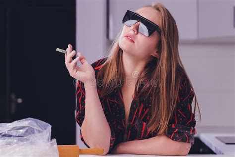 Imitation De Cocaïne Renifler De La Fille De Farine Butin La Femme Blonde a Défoncé Fond Blanc