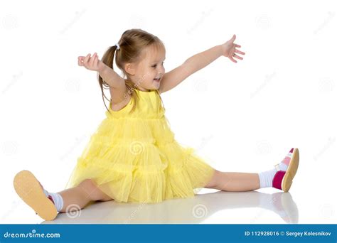 La Petite Fille S Assied Sur Le Plancher Photo Stock Image Du