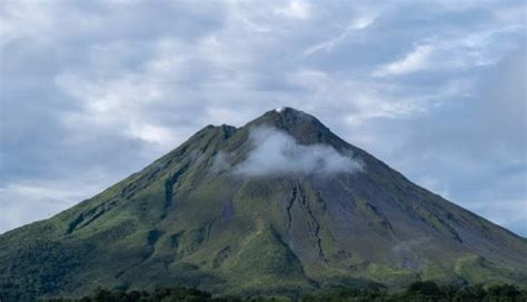 Jajaran Gunung di Indonesia, Apa Dampaknya? – Environmental Geography Student Association