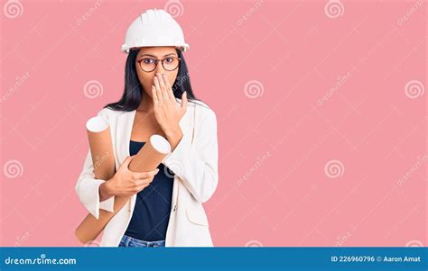 Joven Y Hermosa Latina Que Usa El Sombrero Duro Del Arquitecto Que Sostiene Planos Que Cubren La