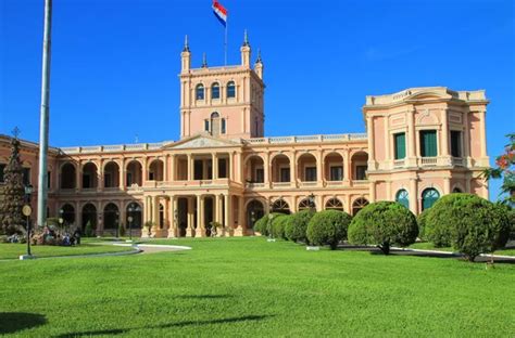 Presidential Palace in Asuncion, Paraguay — Stock Photo © DonyaNedomam ...