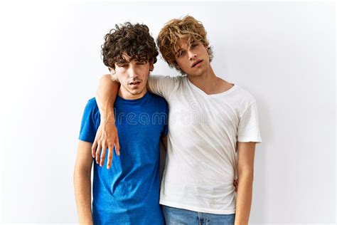 Pareja Joven Gay De Pie Juntos En Un Entorno Aislado Con Aspecto Somnoliento Y Cansado Exhausto