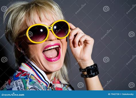 Femme Folle Blonde De Lunettes De Soleil Photo Stock Image Du Effectuez Attrayant