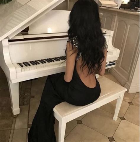 Похититель поцелуев ~ Л. Дж. Шэн | Tocando piano, Garotas, Piano