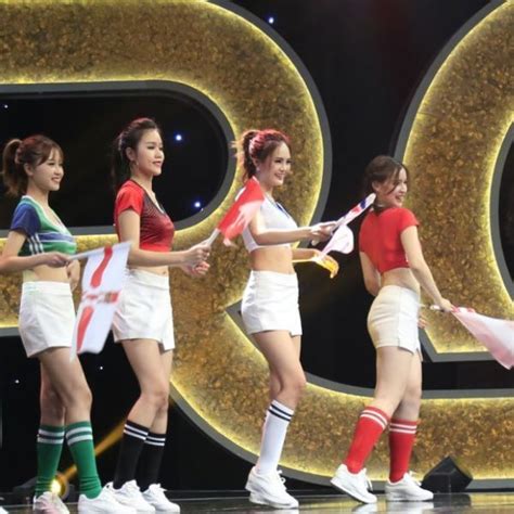 Tranh cãi quanh các hot girl bình luận chuyên môn về World Cup