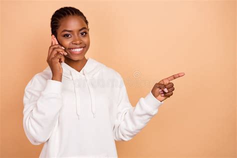 Foto De La Joven Dulce Brunette Lady Talk Phone Indicativo De Publicidad Vestir Ropa Deportiva